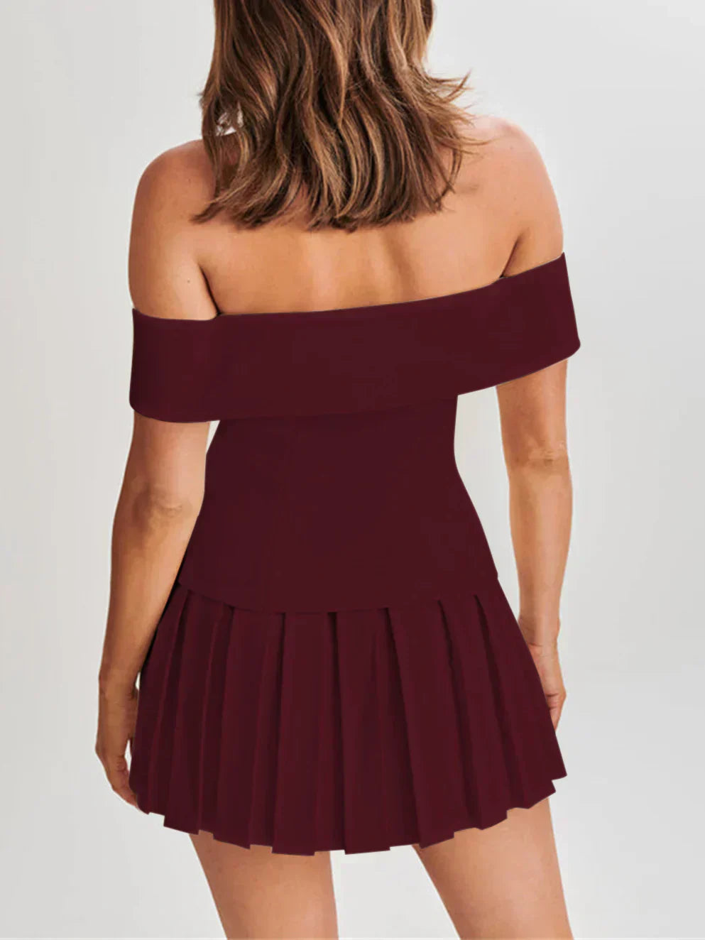 Set cu blazer off-shoulder și fustă plisată