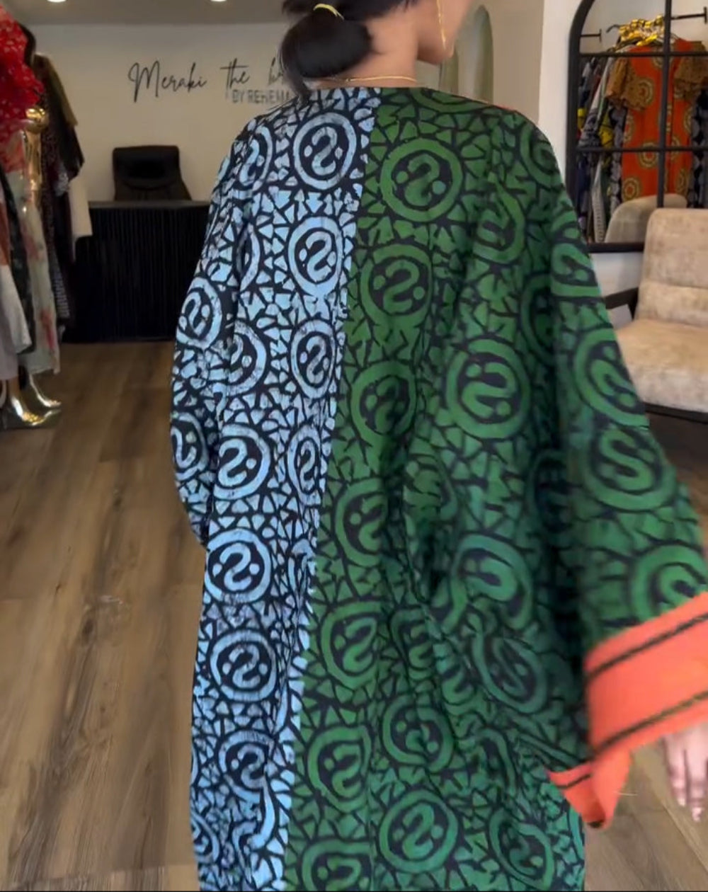 IMANI – ROCHIE MAXI KAFTAN CU DECOLTEU ÎN V DIN IMPRESIE AFRICANĂ
