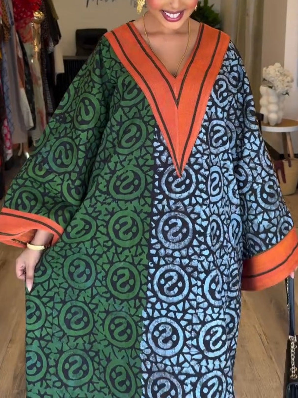 IMANI – ROCHIE MAXI KAFTAN CU DECOLTEU ÎN V DIN IMPRESIE AFRICANĂ