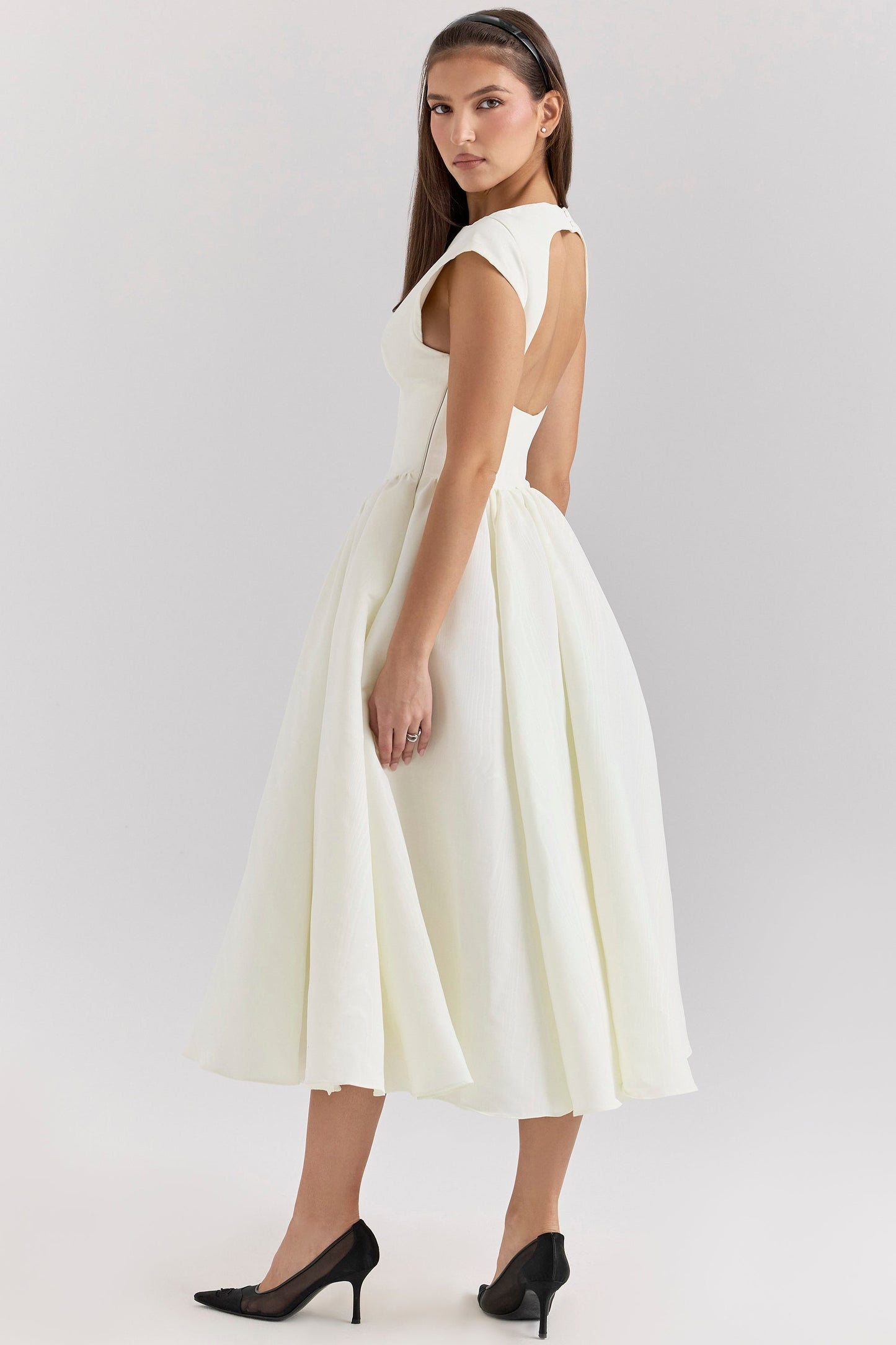LUMI – ROCHIE FĂRĂ SPATE CU UMERI LĂSAȚI