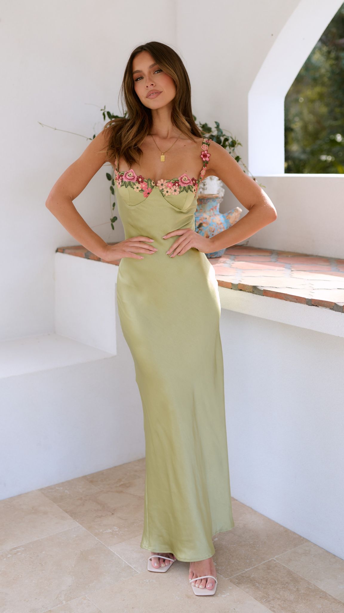 Brienna – Rochie maxi florală versatilă cu bretele