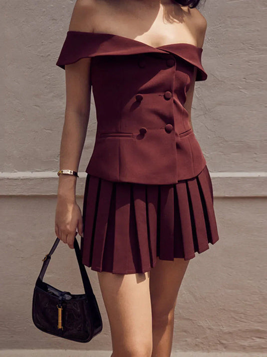 Set cu blazer off-shoulder și fustă plisată