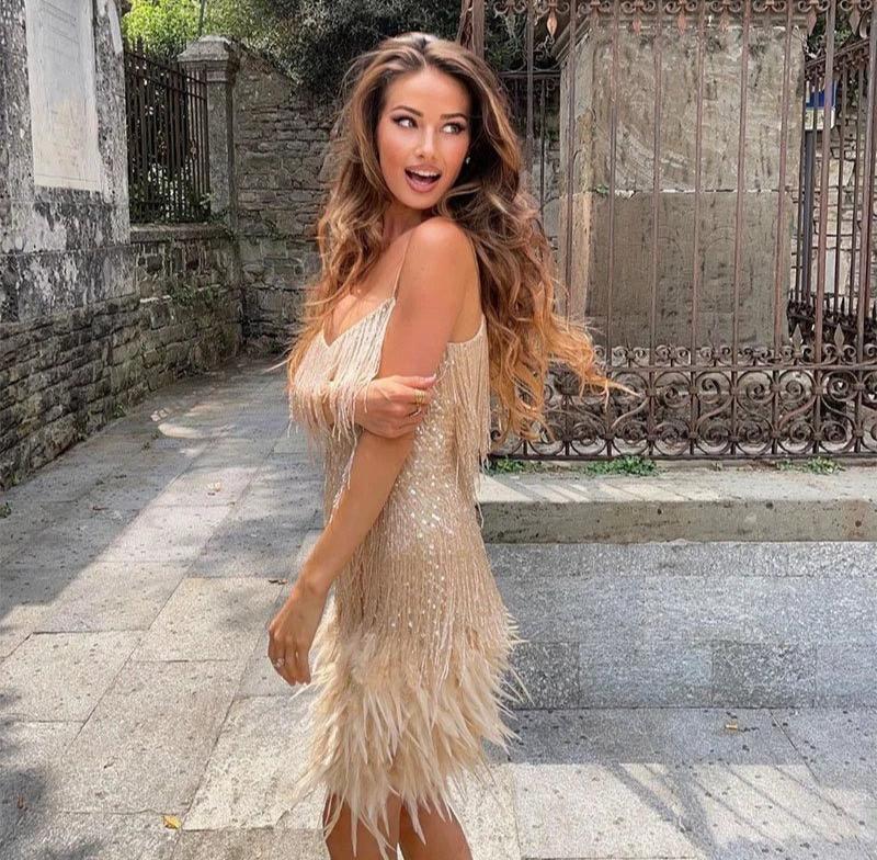 ALEXIS – ROCHIE DE PETRECERE MODERNĂ CU PENE PENTRU IEȘIREA NOAPTEI