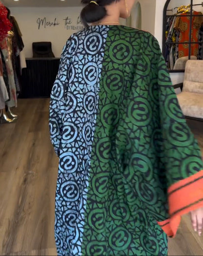 IMANI – ROCHIE MAXI KAFTAN CU DECOLTEU ÎN V DIN IMPRESIE AFRICANĂ